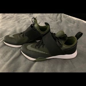 Women’s Nike tennis shoes